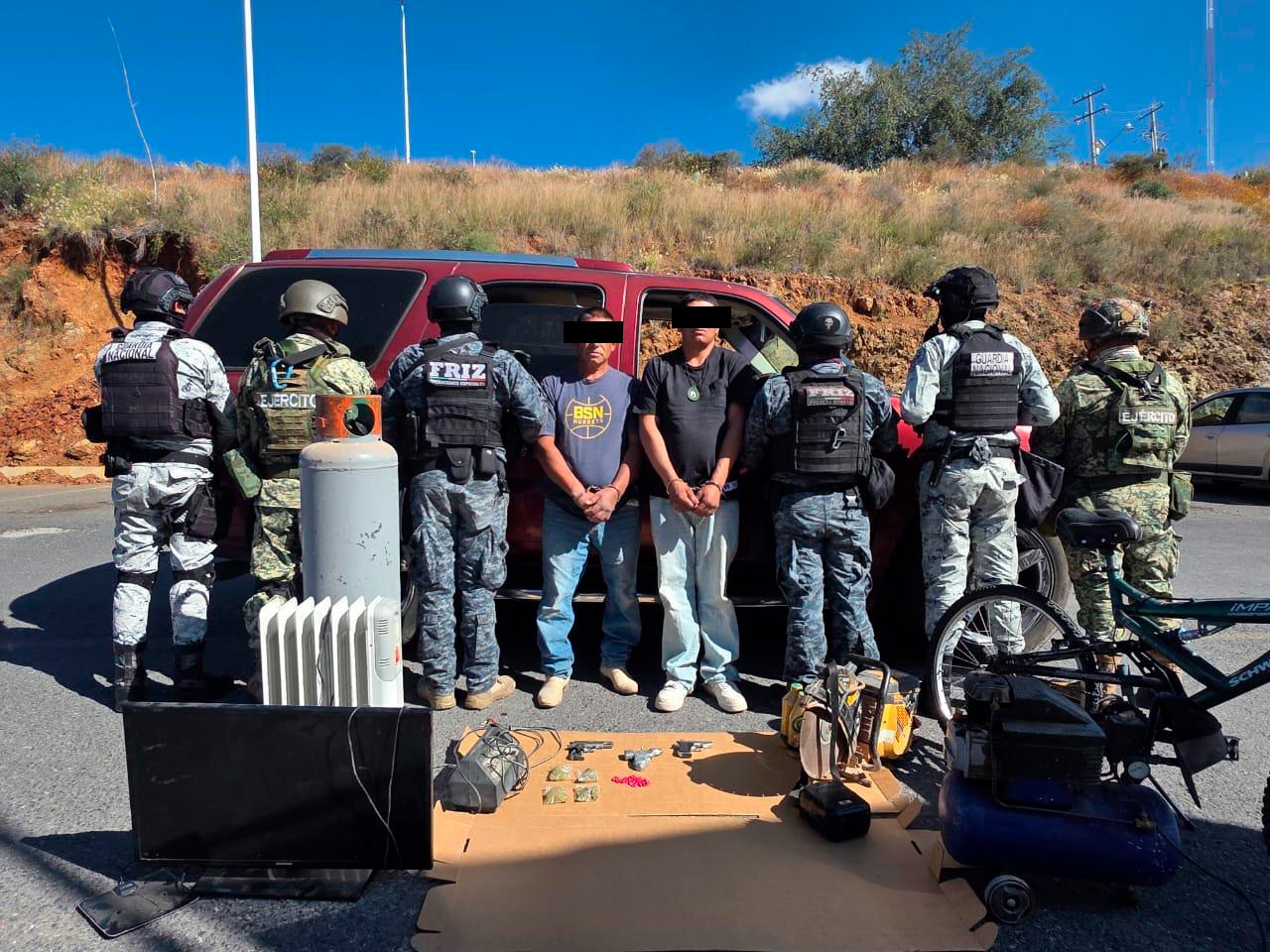 Detienen a dos masculinos con armas y droga en operativo interinstitucional